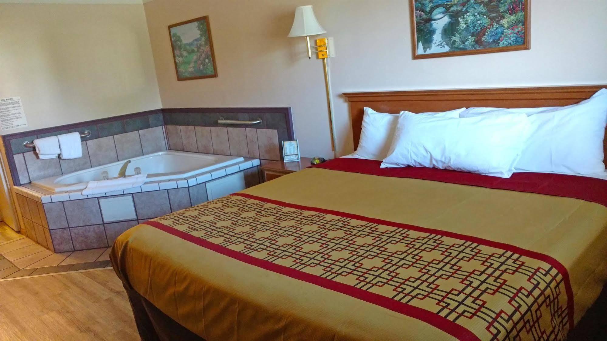 Americas Best Value Inn & Suites Thief River Falls Buitenkant foto