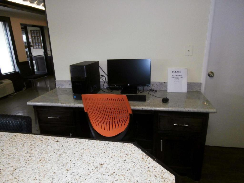 Americas Best Value Inn & Suites Thief River Falls Buitenkant foto