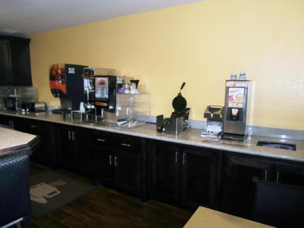 Americas Best Value Inn & Suites Thief River Falls Buitenkant foto