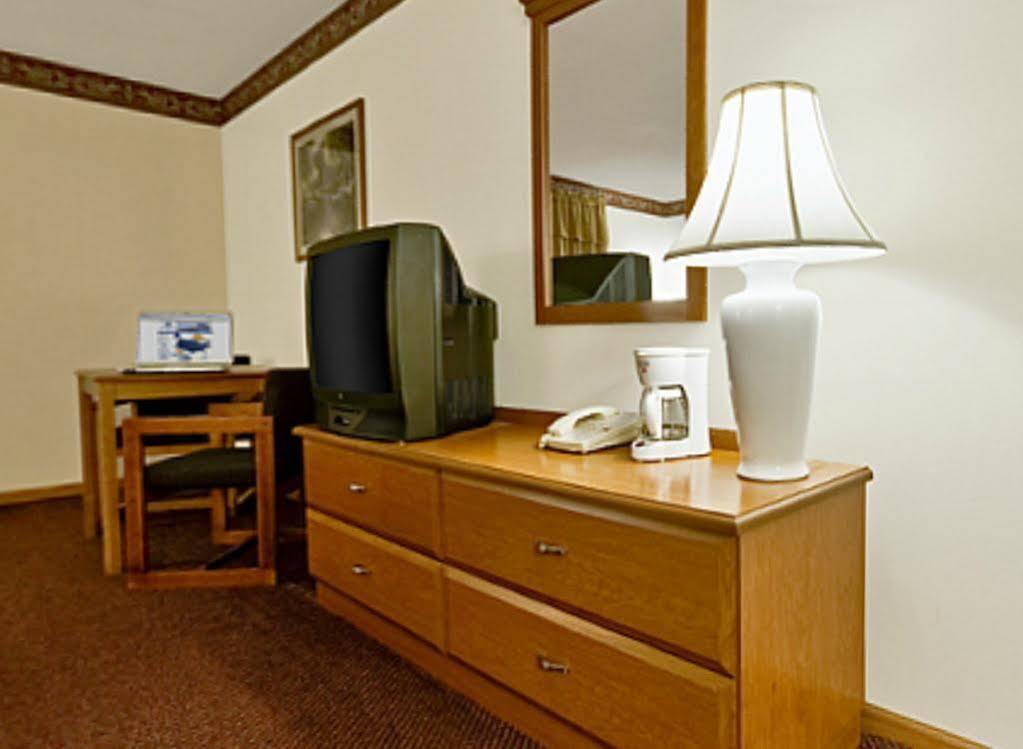 Americas Best Value Inn & Suites Thief River Falls Buitenkant foto